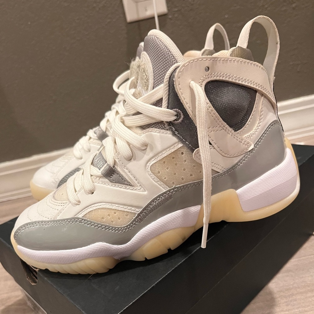 Jordan Kids Sneakers in Cream and Gray